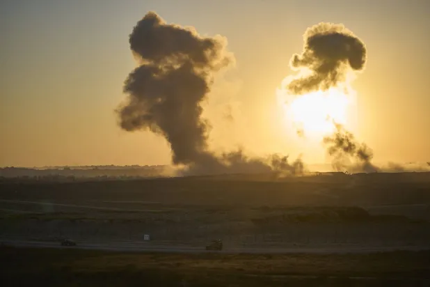 تصاعد الأدخنة جراء الغارات الإسرائيلية على قطاع غزة (أ.ب)