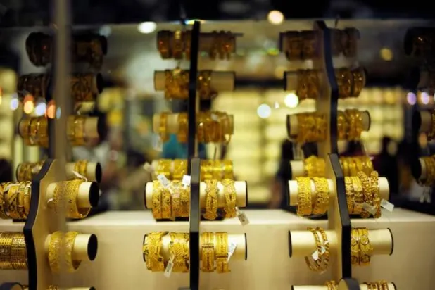 أساور ذهبية معروضة في متجر بسوق الذهب في دبي (رويترز)