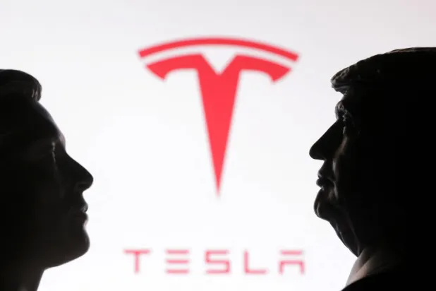 مجسمات ثلاثية الأبعاد مصغّرة للرئيس الأميركي دونالد ترمب وإيلون ماسك إلى جانب شعار «تسلا» (رويترز)