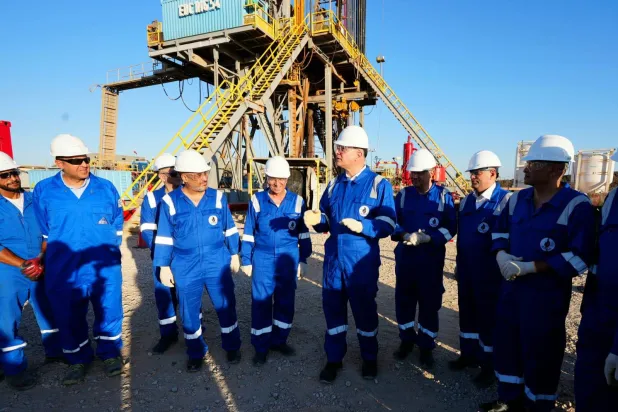 وزير البترول المصري كريم بدوي يتحدث إلى المهندسين بحقل «بيجونا-2» شمال القاهرة (وزارة البترول المصرية)