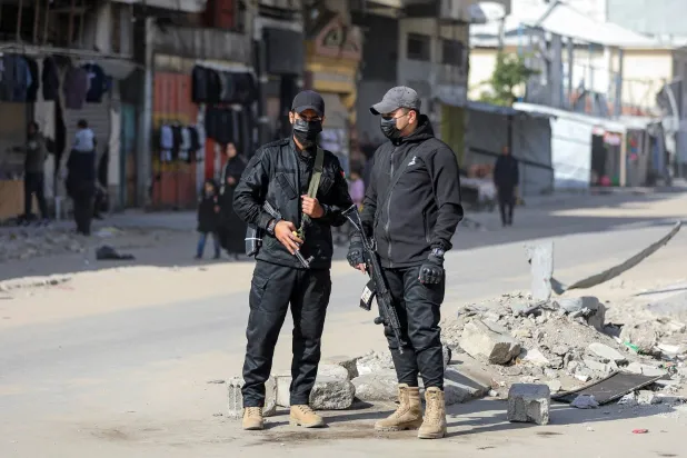 عناصر من شرطة «حماس» يقفون للحراسة بعد انتشارهم في الشوارع عقب اتفاق وقف إطلاق النار (رويترز)