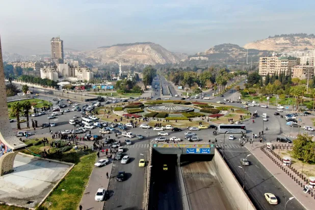 مركبات في أحد ميادين دمشق (رويترز)