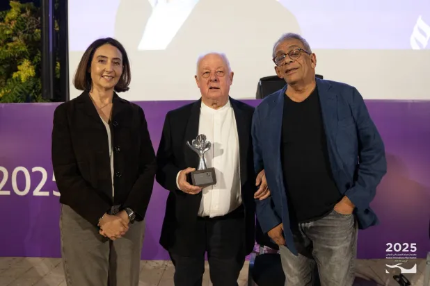 المخرج الآيرلندي جيم شيريدان مكرّماً من مهرجان عمّان السينمائي بحضور رئيسته الأميرة ريم علي (إدارة المهرجان)