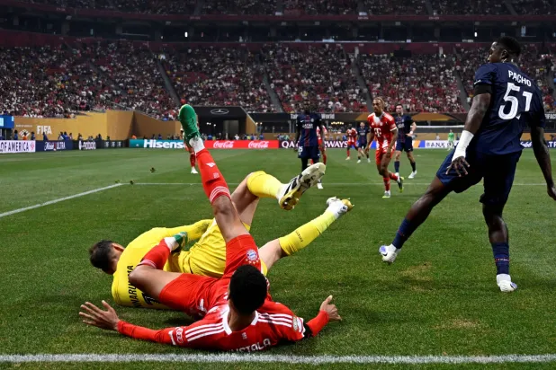 دوناروما لحظة تدخله القوي على موسيالا (رويترز)