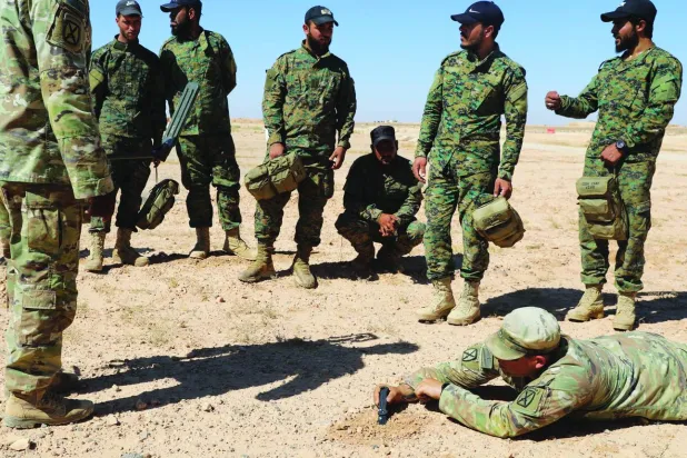 تدريبات مشتركة بين «جيش سوريا الحرة» والتحالف الدولي في قاعدة التنف على أجهزة كشف الألغام (أرشيفية - جيش سوريا الحرة)