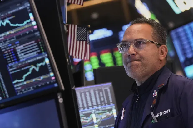متداول يعمل في بورصة نيويورك (رويترز)