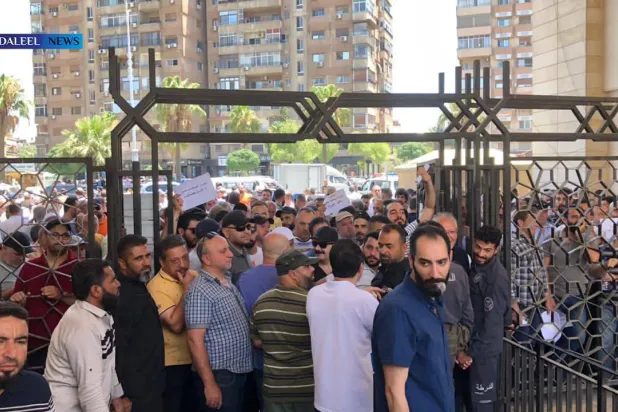  مظاهرات نادرة لمالكي فروغ المحلات أمام القصر العدلي (سانا)