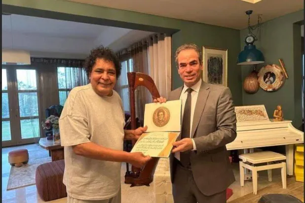 منير وتكريمه من الهيئة الوطنية للإعلام (صفحة الهيئة على «فيسبوك»)