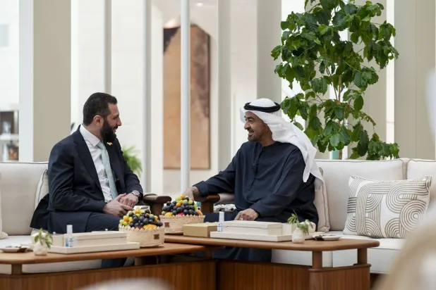 الشيخ محمد بن زايد لدى استقباله الرئيس أحمد الشرع في أبوظبي (وام)