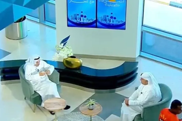 الكويت: تحقيق في مرور عامل «توصيل طلبات» أمام كاميرا الأخبار