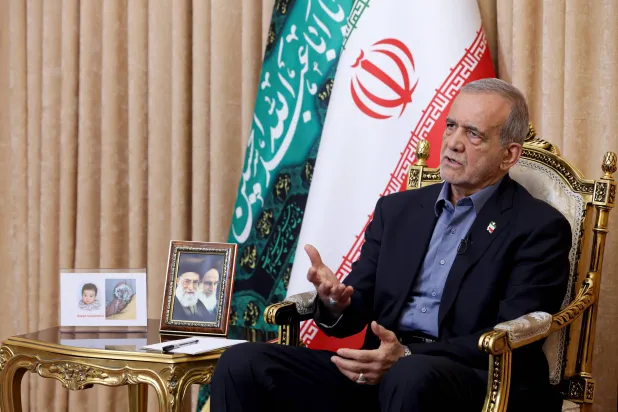 صورة نشرها موقع الرئاسة الإيرانية لبزشكيان خلال مقابلة مع تاكر كارلسون