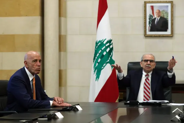 Lübnan Başbakanı Nevvaf Selam, dün ABD elçisi Tom Barrack ile yaptığı görüşmede (EPA)