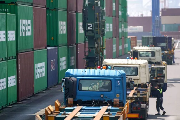 حاويات وشاحنات في ميناء البضائع بالعاصمة اليابانية طوكيو (أ.ف.ب)