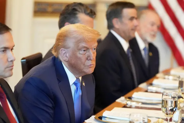 دونالد ترمب خلال اجتماع مع رئيس وزراء إسرائيل بنيامين نتنياهو في الغرفة الزرقاء بالبيت الأبيض 7 يوليو 2025 (أ.ب)