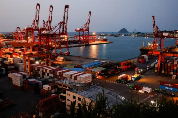 حاويات ومعدات تُرى في ميناء كيلونغ، تايوان (رويترز)