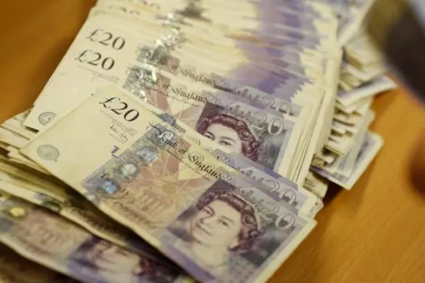 أوراق نقدية من فئة الجنيه الإسترليني (رويترز)