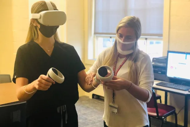 تقنية الواقع الافتراضي يمكن استخدامها للتدرب على مواقف اجتماعية مثيرة للقلق (جامعة ولاية إلينوي)