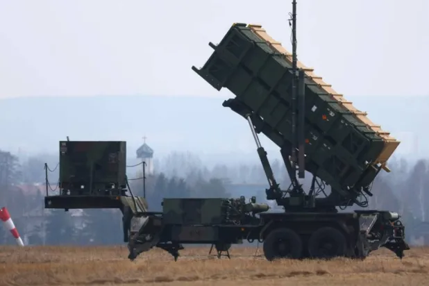 مخزون صواريخ «باتريوت» انخفض إلى حدٍّ أثار قلقاً داخل البنتاغون من أنه قد يُعرّض العمليات العسكرية الأميركية المحتملة للخطر (رويترز)