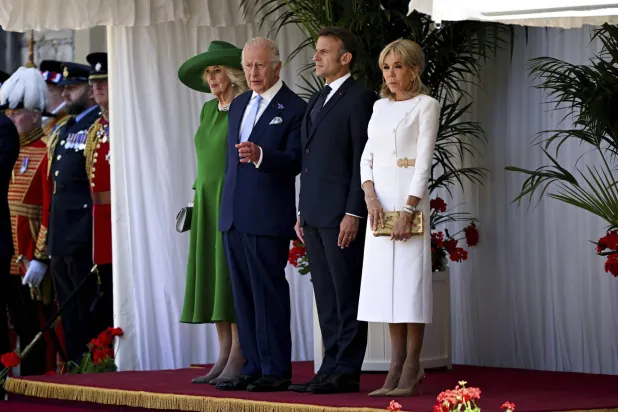 الملك تشارلز الثالث وزجته الملكة كاميلا مع ماكرون وزوجته بريجيت في ويندسور(أ.ب)