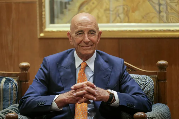 الموفد الأميركي إلى لبنان توماس برّاك خلال لقائه مع رئيس البرلمان نبيه بري الاثنين (د.ب.أ)