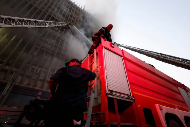 عمليات إطفاء المبنى استمرت ساعات طويلة (رويترز) 