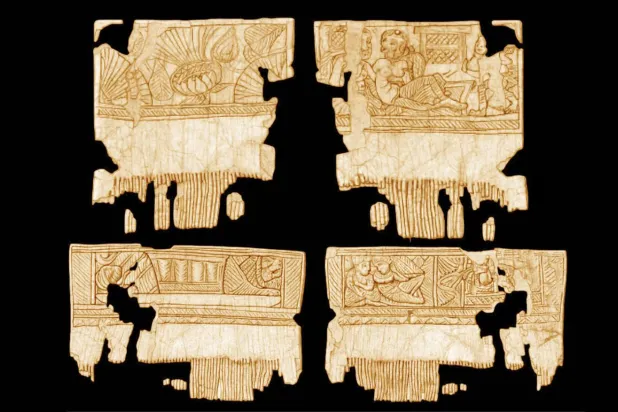 مشطان من العاج مصدرهما موقع دبا الحصن الأثري في إمارة الشارقة