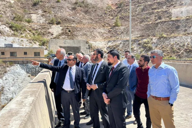 خلال إطلاع الوفد السوري الضيف على سير أعمال تشغيل ومراقبة مصادر المياه في مختلف محافظات المملكة (وزارة الري)