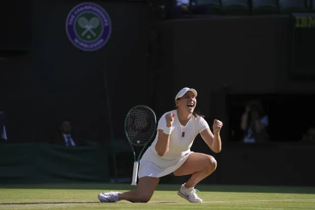أماندا أنيسيموفا تحتفل بفوزها في ويمبلدون (أ.ب)