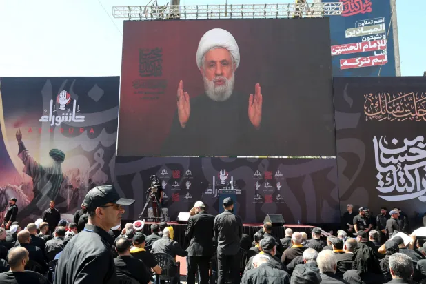 الأمين العام لجماعة «حزب الله» اللبنانية نعيم قاسم يتحدث ضمن خطاب تلفزيوني (إ.ب.أ)