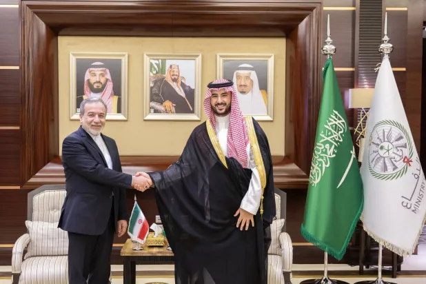 خالد بن سلمان وعراقجي يبحثان تطورات الأوضاع في المنطقة