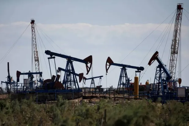 حفارات تعمل في حقل نفط على شواطئ بحر قزوين بباكو (رويترز)