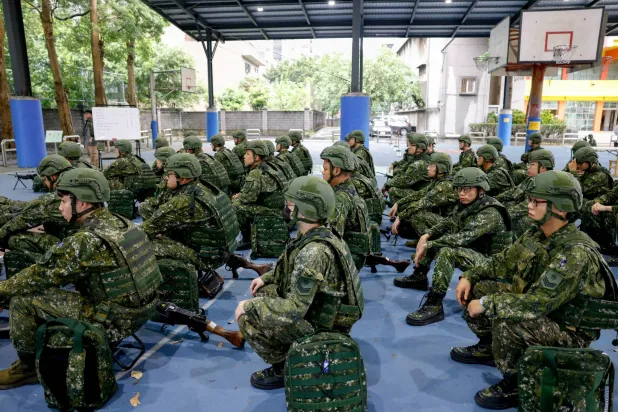 جنود الاحتياط يتلقون تدريبات خلال مناورات هان كوانغ العسكرية السنوية في تايوان (رويترز)