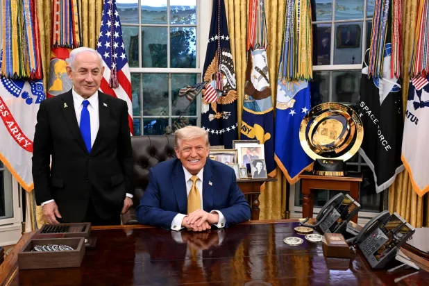 الرئيس الأميركي دونالد ترمب وبجانبه رئيس الوزراء الإسرائيلي بنيامين نتنياهو في المكتب البيضاوي (د.ب.أ)