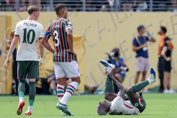 كايسيدو متأثراً بالإصابة خلال مباراة فلومينينسي (إ.ب.أ)