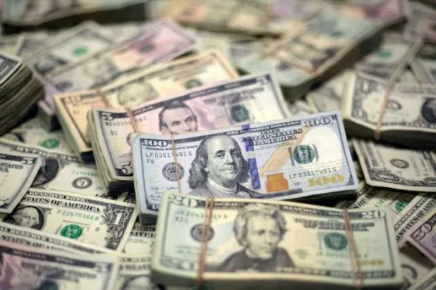 أوراق نقدية من فئة الدولار الأميركي (رويترز)