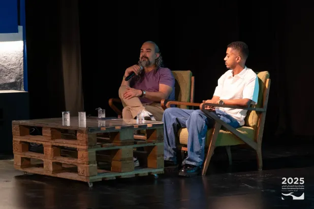 مدير «صندوق البحر الأحمر» عماد إسكندر ومدير الدورة فيه سلمان المساعد يتحدّثان في مهرجان عمّان السينمائي (إدارة المهرجان)