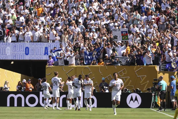 لاعبو الريال يحتفلون كأنهم على ملعبهم في مدريد (إ.ب.أ)