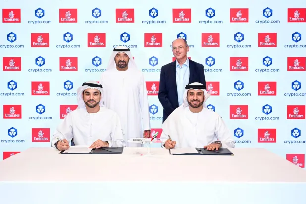 الشيخ أحمد بن سعيد آل مكتوم الرئيس الأعلى الرئيس التنفيذي لـ«طيران الإمارات» والمجموعة، خلال توقيع الاتفاقية مع ممثلي الشركتين (الشرق الأوسط)