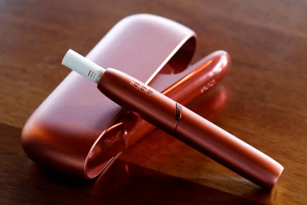 بيع السجائر الإلكترونية المخصصة للاستخدام مرة واحدة سيحظر في بريطانيا (رويترز)