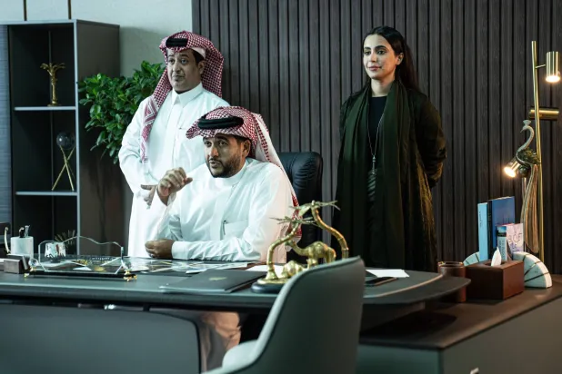 ‎⁨إبراهيم الخيرالله وأضوى بدر وفهد المطيري في مشهد من الفيلم (الشرق الأوسط)⁩