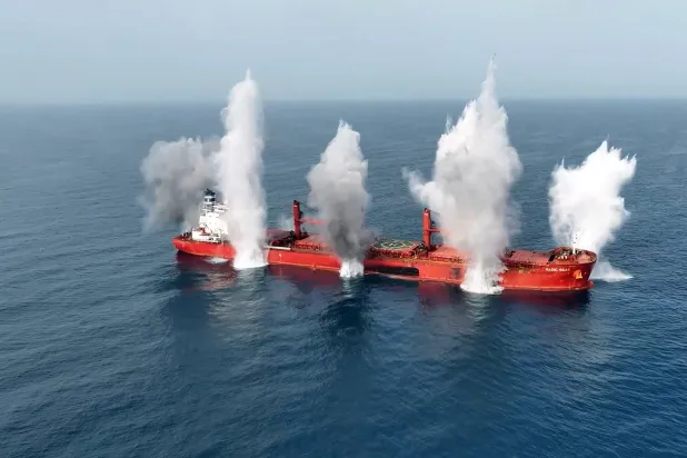 السفينة اليونانية «ماجيك سيز» لحظة تفجيرها من قِبَل الحوثيين في البحر الأحمر (إ.ب.أ)