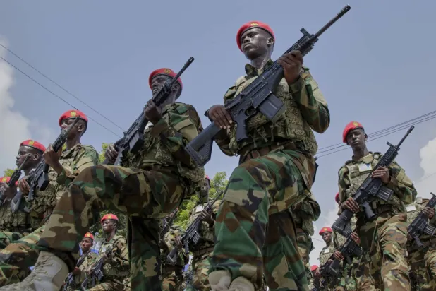 جنود صوماليون في عرض عسكري خلال الاحتفالات بذكرى الاستقلال الـ65 بمقديشو في الأول من يوليو 2025 (أ.ب)