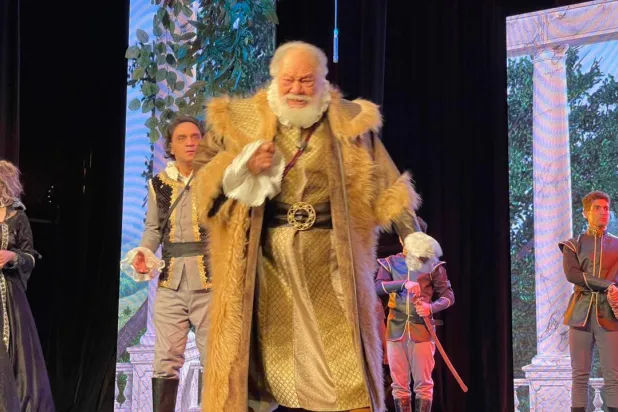 احتفاء كبير بعودة الفخراني للمسرح (وزارة الثقافة المصرية) 