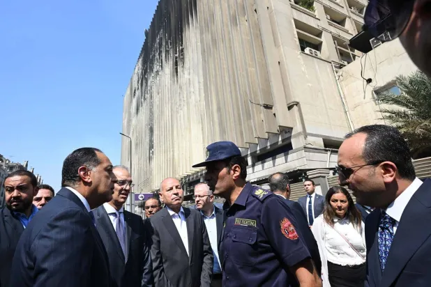 رئيس الحكومة المصرية يتفقد صباح الأربعاء موقع «سنترال رمسيس» المحترق (مجلس الوزراء المصري)