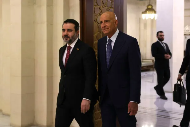 وزير الخارجية السوري أسعد الشيباني يرافق المبعوث الأميركي الخاص إلى سوريا توماس برّاك للقاء الرئيس في دمشق الأربعاء (أ.ف.ب)