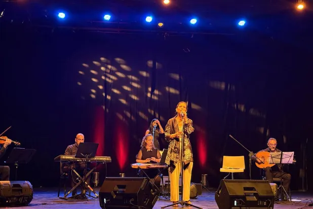 ما يُروَى في حكاية دوللي ديب حايك ليس الصوت وحده: تُروَى التجربة (الشرق الأوسط)