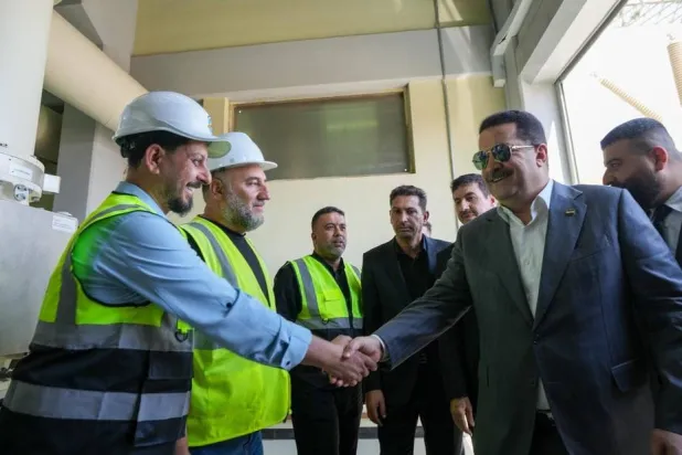 رئيس الحكومة العراقية محمد شياع السوداني خلال افتتاح محطة كهرباء جديدة في النجف جنوب البلاد 9 يوليو 2025 (إعلام حكومي)