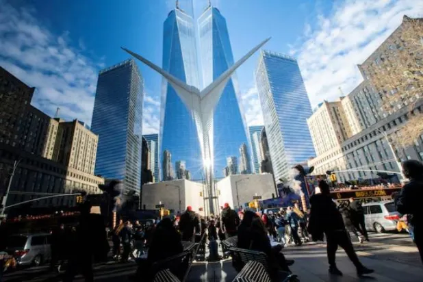 أشخاص يتجولون قرب بورصة نيويورك (رويترز)