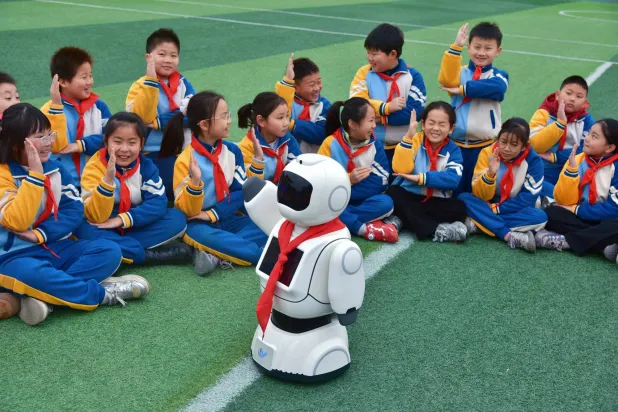 يمكن أن يلعب الذكاء الاصطناعي دوراً محورياً لمعالجة الفجوات التي تعاني منها النظم التعليمية العالمية (رويترز)