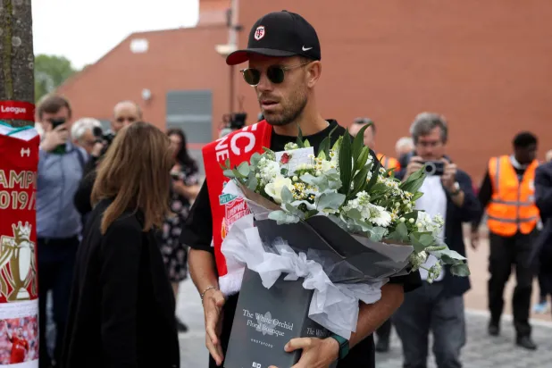 جوردان هندرسون خلال تقديم العزاء للبرتغالي الراحل جوتا (رويترز)